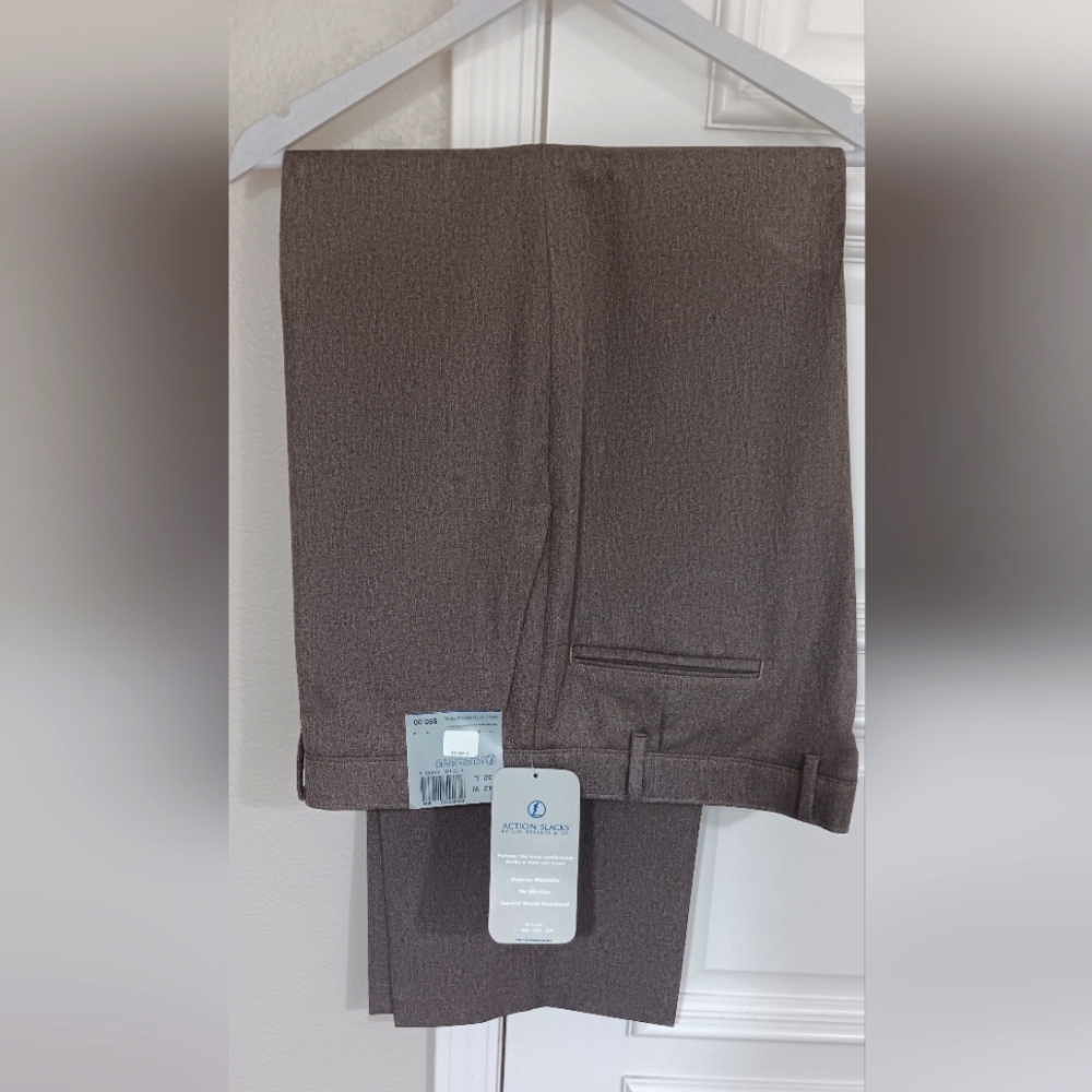 NEW W/tags Levi Strauss & Co action dress slacks. Nice taupe brown. 42Wx32L